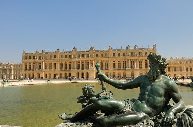 From Paris: Versailles Guided Tour by Deluxe Minibus - Entering the palace through the State Apartments