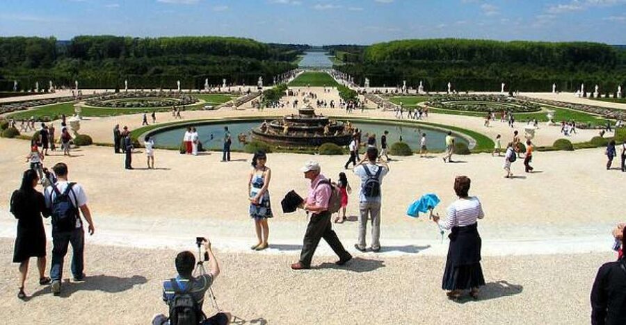 From Paris: Versailles Guided Tour by Deluxe Minibus - The minibus from central Paris