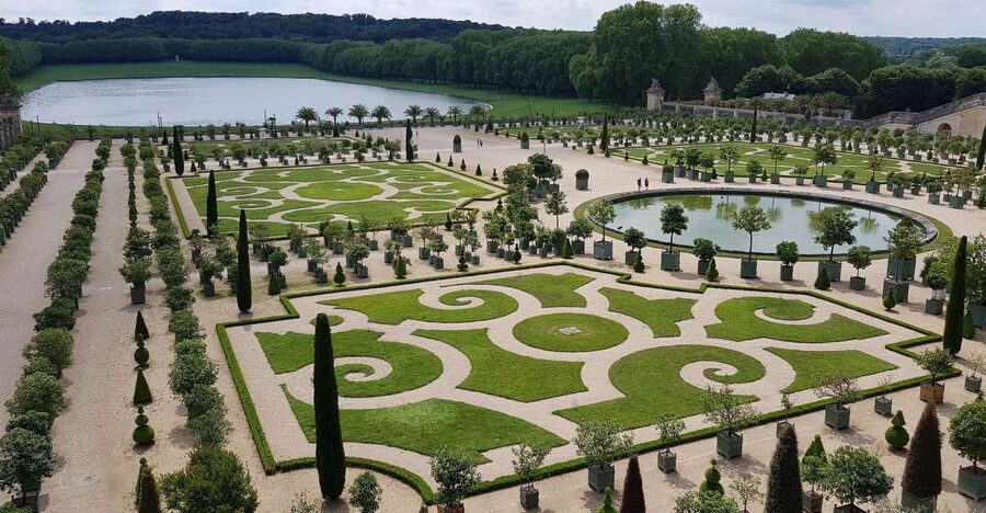 From Paris: Versailles Palace and Gardens Guided Experience - Entering the palace without a live interior guide