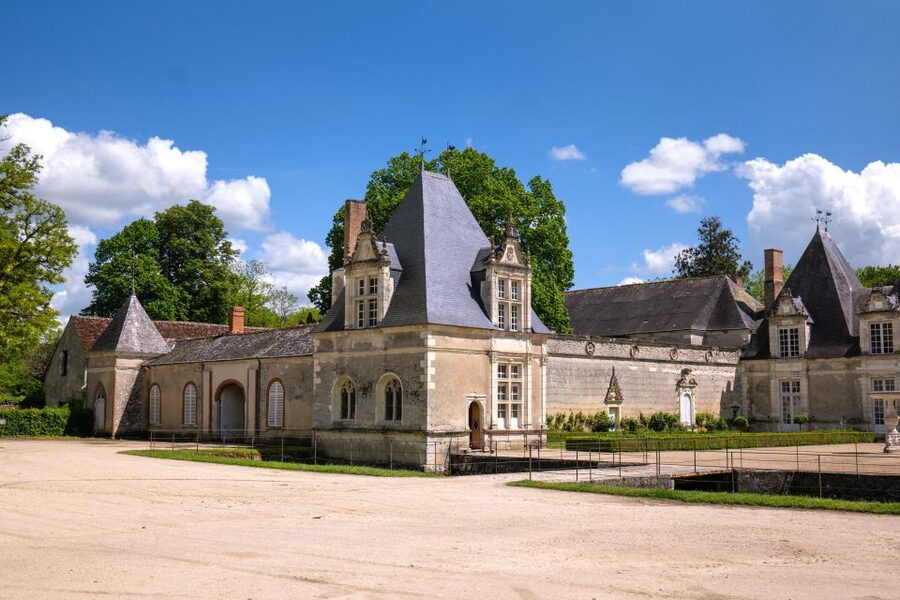 From Tours: Chambord, Chenonceau & Lunch at Family Chateau - Meeting in Tours and settling into the minivan