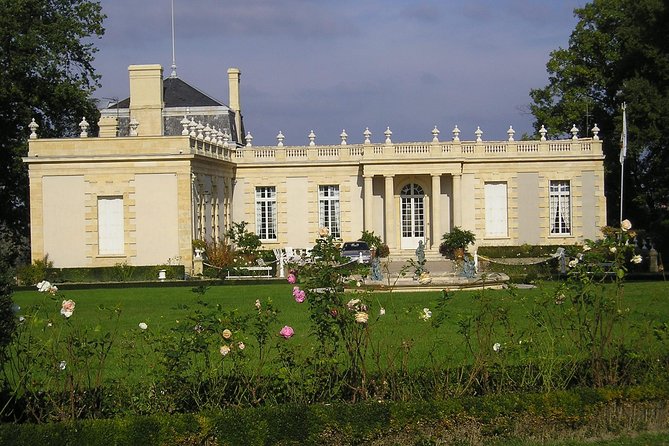 Full-day Saint-Emilion: Village, Undergrounds and Châteaux - The bilingual format and group size
