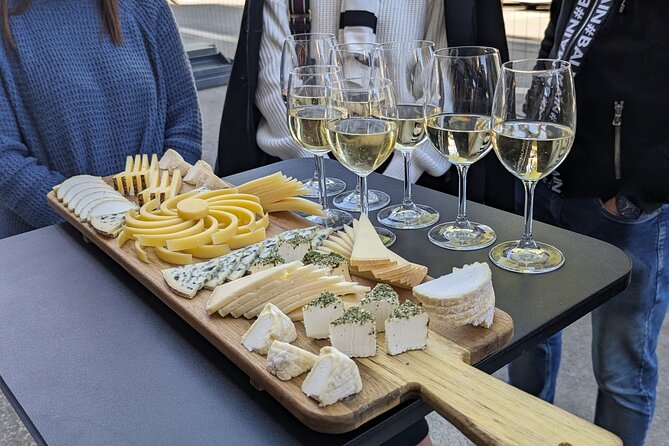 Gourmet tour of Presqu’île & Vieux Lyon 4 hours - meal included - Entering Vieux Lyon and its traboules