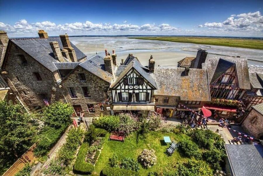 Group Visit to Mont Saint-Michel: A Shared Historic Journey - Arriving by shuttle at the island