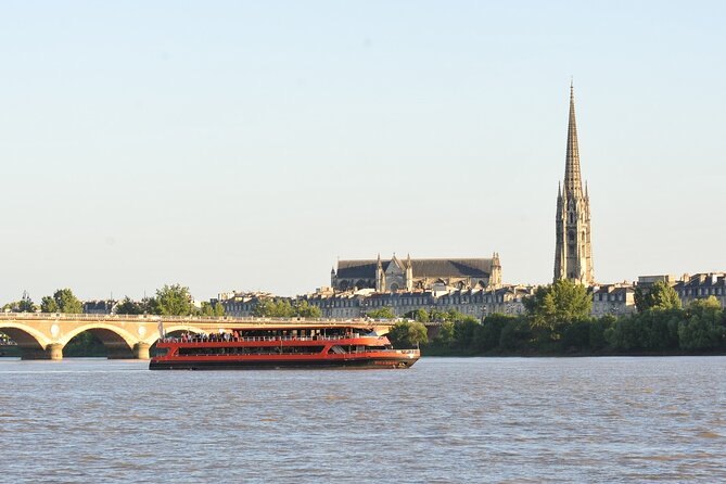 Guided cruise Bordeaux UNESCO - Pont Chaban-Delmas adds a modern note