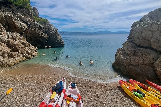 Guided kayak excursion in creeks - Leaving Marseille from the Estaque launch