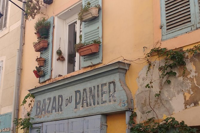 Guided Tour in Marseille: Vieux Port & Old City - What the guide adds to the experience
