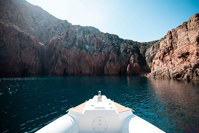 half-day excursion / snorkeling calanques de piana-capo rosso - Entering the Calanques de Piana by boat