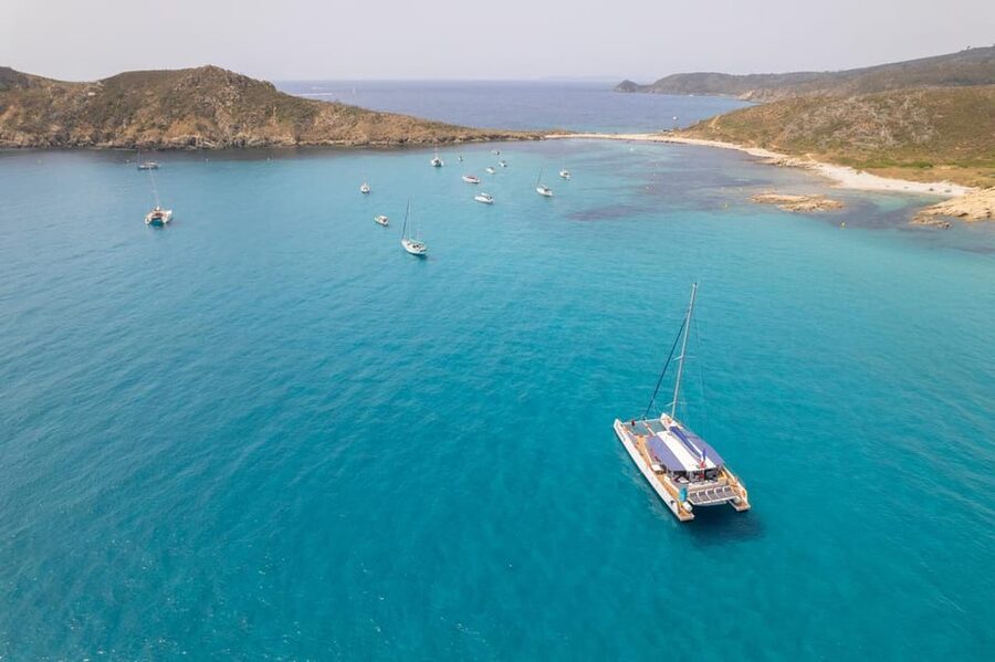 Hyères, Brégançon & Porquerolles : Full-Day cruise with Meal - Seeing Fort Brégançon from the water