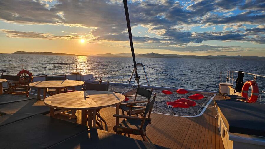 Hyères : Sunset Catamaran Cruise to Giens Peninsula - A calm sunset cruise from Hyères Saint-Pierre Port