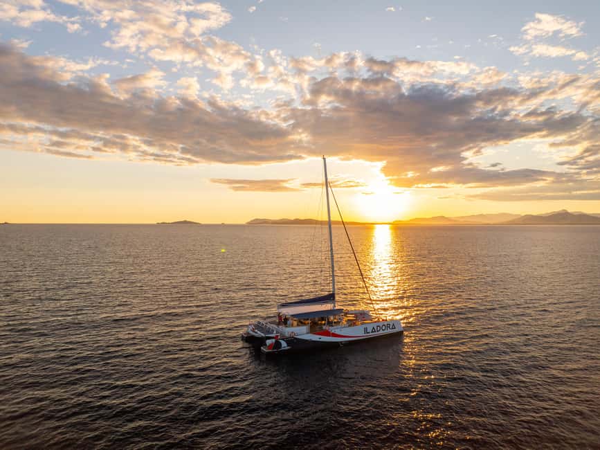 Hyères : Sunset Catamaran Cruise to Giens Peninsula - Sailing toward La Badine Beach at golden hour