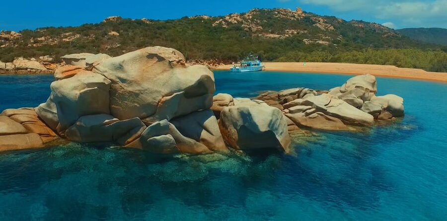 Journée bateau PLAGES, CRIQUES,CALANQUES sauvages - Morning route: coves, beaches, and granite forms