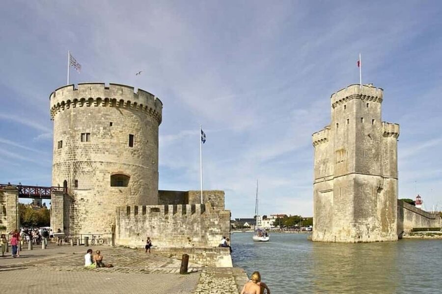 La Rochelle : Private Custom Walking Tour With a Local Guide - Starting beneath the Grosse Horloge
