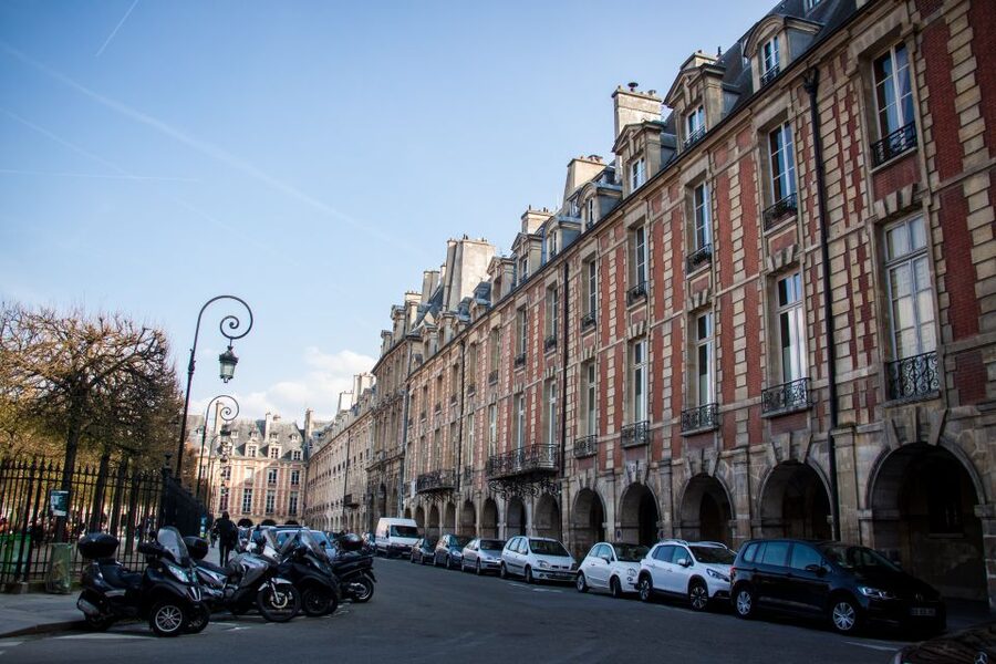 Le Marais: Pastry and Chocolate Food Tour - Ice cream, tea and the less expected stops