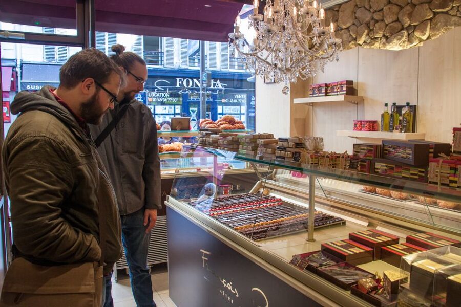 Le Marais: Pastry and Chocolate Food Tour - The 1001-spice shop and a full sensory walk