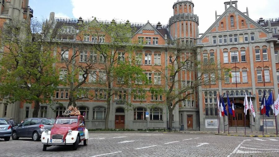 Lille Driving Tour by Convertible Citroen 2CV - Who will enjoy this Lille tour most