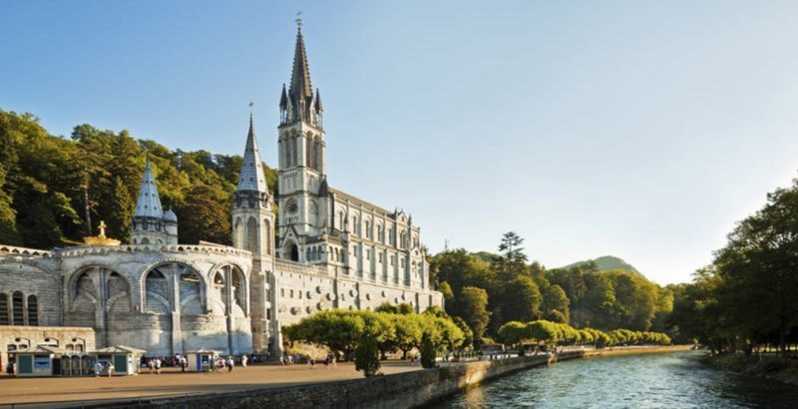 Lourdes: Private Guided Tour in the Sanctuary - Fountains, Baths, and the Lourdes water tradition