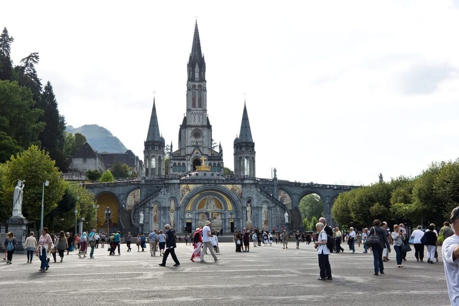Lourdes: Private Guided Tour in the Sanctuary - What the private format adds