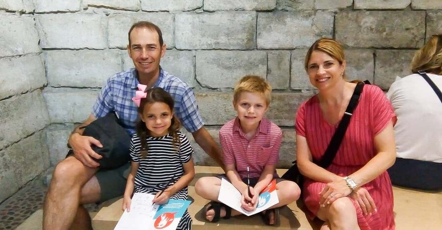 Louvre Guided Treasure Hunt for Families and Kids - The first booklet sets the tone