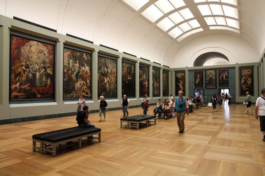 Louvre Guided Treasure Hunt for Families and Kids - Winged Victory and a lively route through the museum