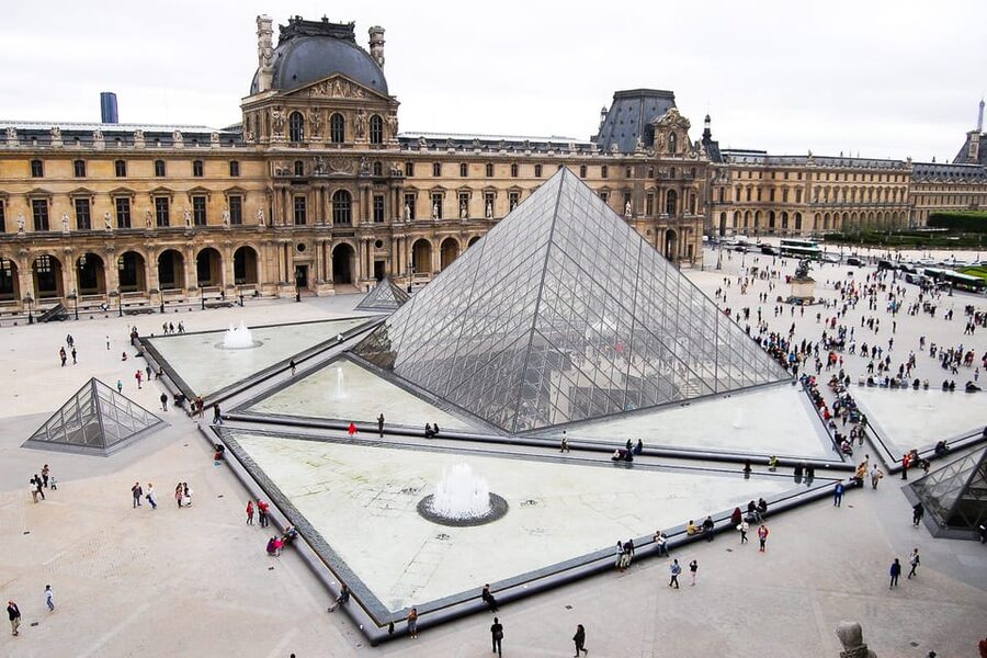 Louvre Guided Treasure Hunt for Families and Kids - Meeting at the Louis XIV statue