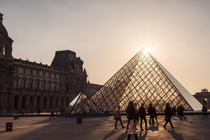 Louvre Museum - Highlights Tour with Mona Lisa - Inside the Louvre: a fast route through a huge museum