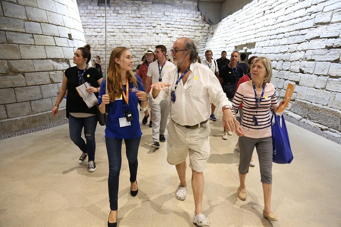 Louvre Museum Masterpieces Guided Tour with Access - Guides who add humor and structure
