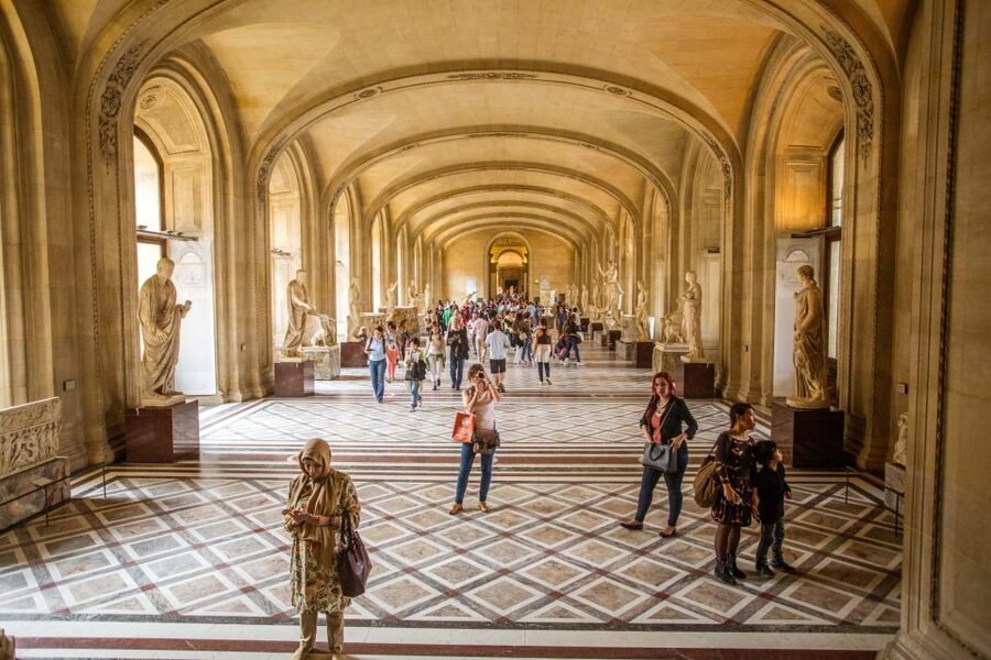 Louvre Museum: Skip-the-Line Guided Tour - Fast-track entry and the meeting point