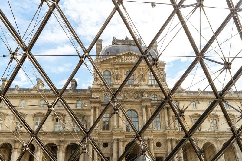 Louvre Museum: Skip-the-Line Small Group Guided Tour - Meeting up near the Louvre Pyramid