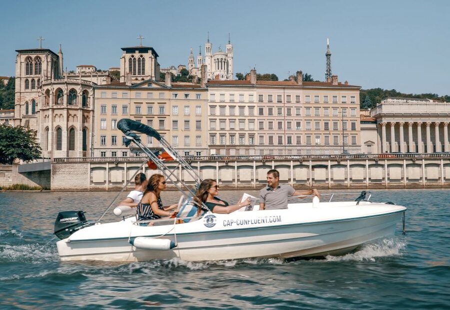 Lyon: Electric Boat Rental Without a License - The main hour between Confluence and Vieux Lyon