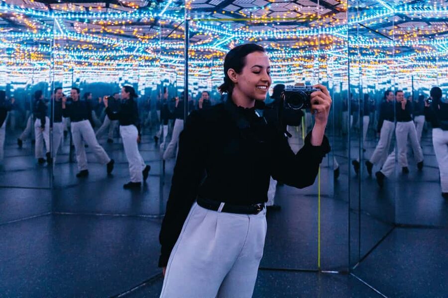 Lyon: Musée de l’illusion Entrance Ticket - The photo rooms and the art of looking ridiculous