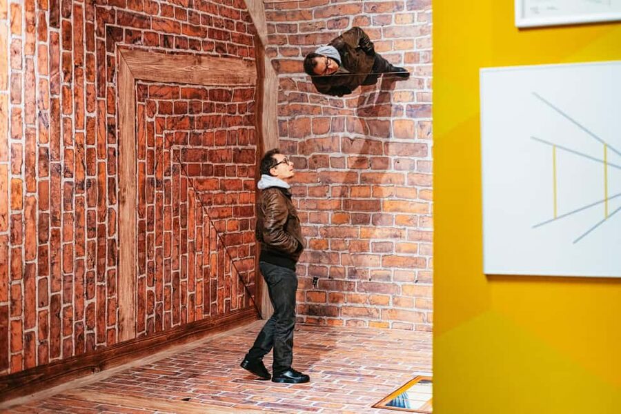 Lyon: Musée de l’illusion Entrance Ticket - Holograms, puzzles, and sensory tricks