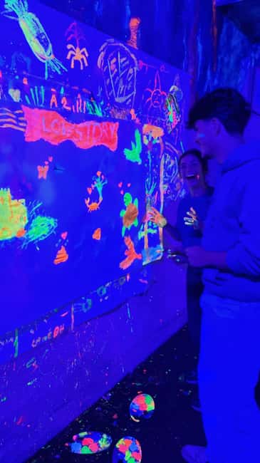 Lyon : Neon painting in an artist's studio - gallery - Key points at a glance