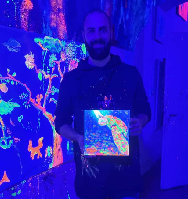 Lyon : Neon painting in an artist's studio - gallery - The mood: music, color, and a little mess