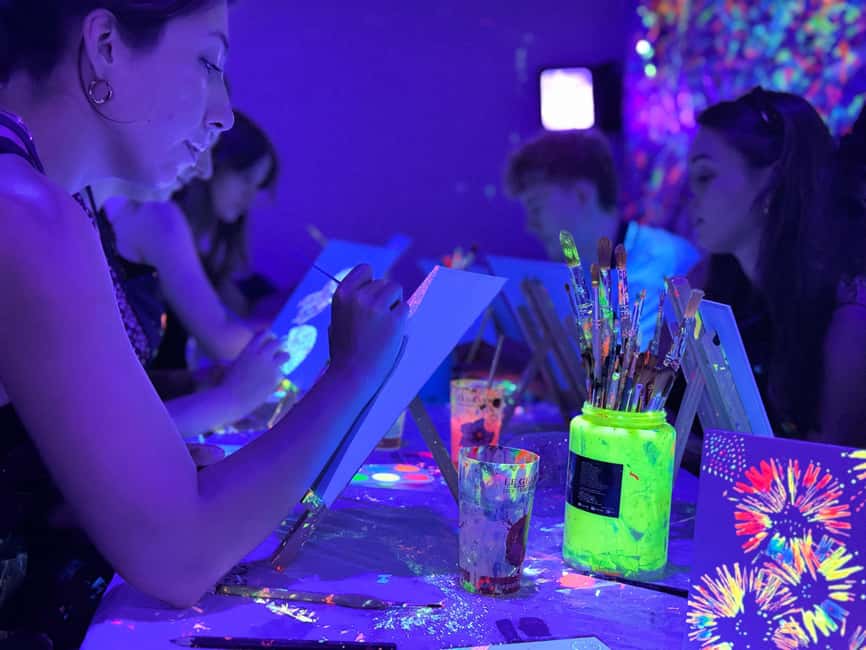 Lyon : Neon painting in an artist's studio - gallery - Who will enjoy this most?