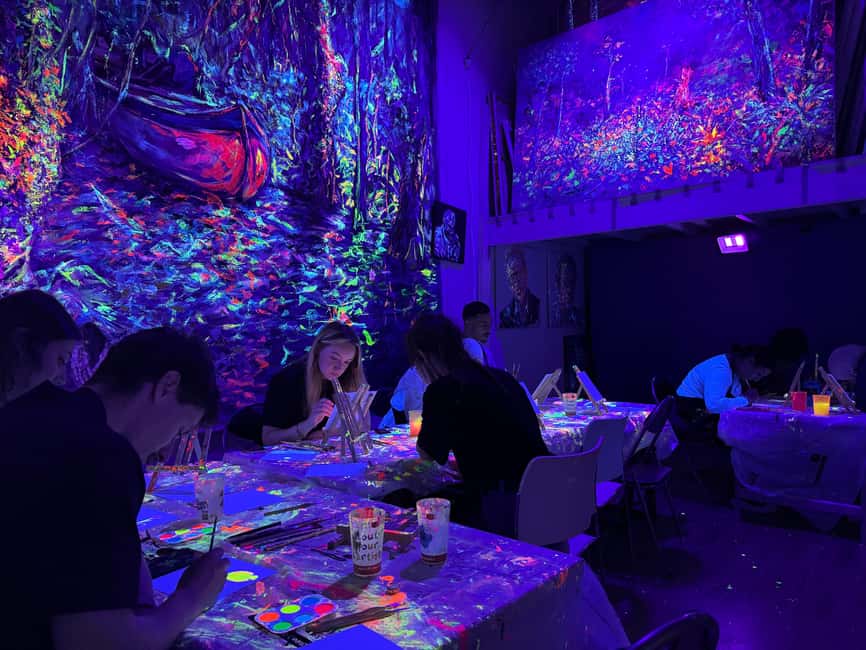 Lyon : Neon painting in an artist's studio - gallery - How the 1-hour-45-minute session works