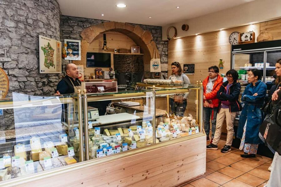 Lyon: Vieux Lyon Food Tasting Walking Tour - Five stops, fourteen tastes, and a proper lunch
