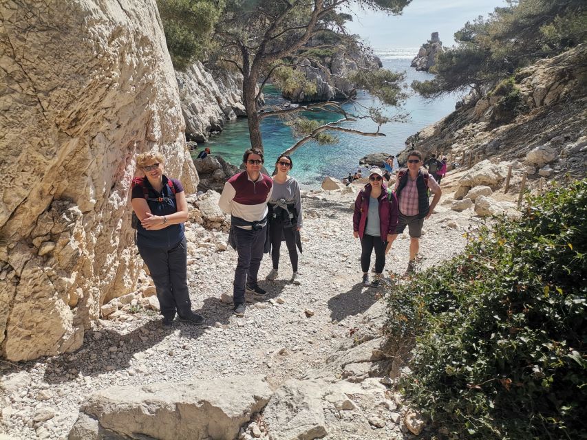Marseille: Calanques National Park Guided Hike with Picnic - From Marseille’s city streets to the gates of the park