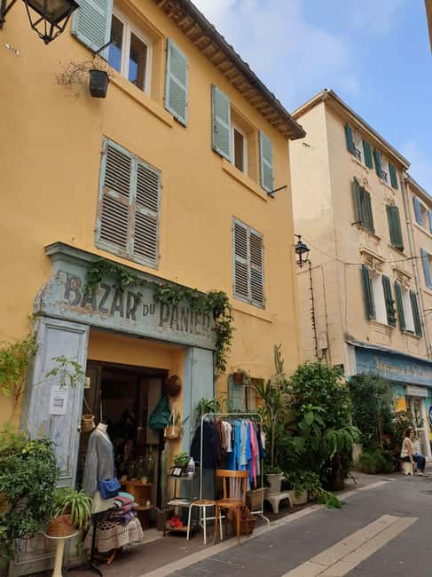 Marseille: découvrir la vieille ville avec un marseillais - Meeting Claude at Rue Reine Elisabeth