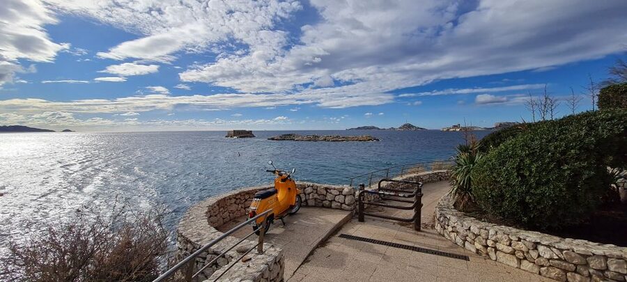 Marseille: Electric Motorcycle Rental with Smartphone Guide - Why this scooter works well in Marseille