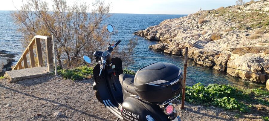 Marseille: Electric Motorcycle Rental with Smartphone Guide - Along the Corniche to Malmousque