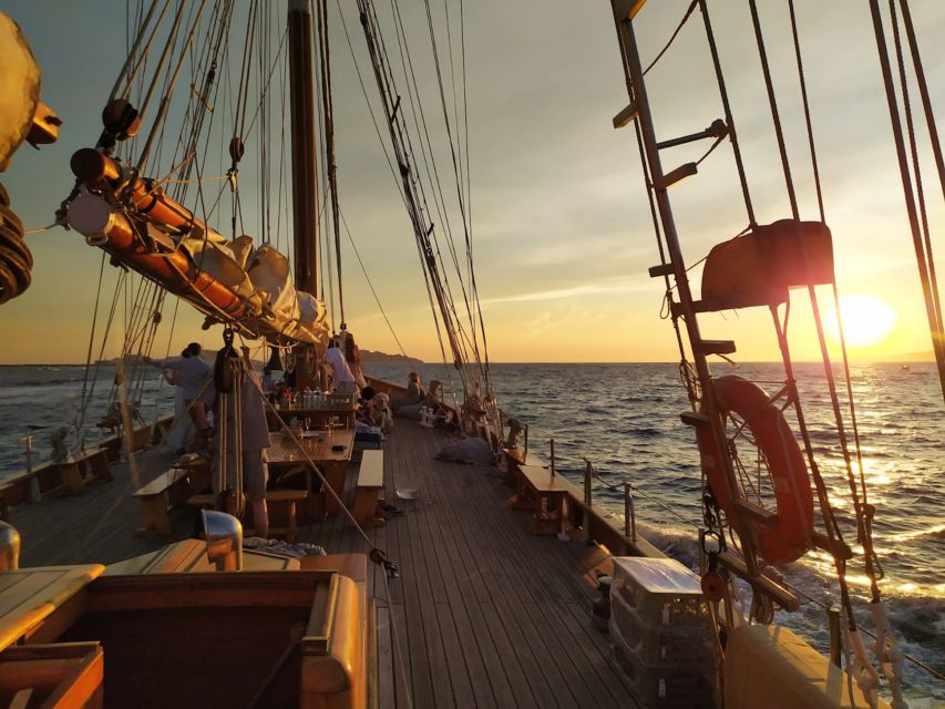 Marseille: Frioul Islands Sunset Cruise with Cocktail Dinner - What the $112 price really covers