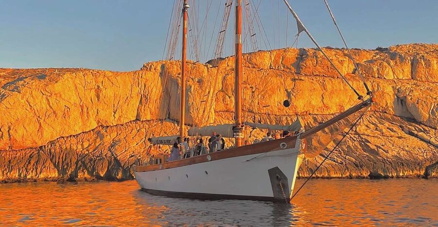 Marseille: Frioul Islands Sunset Cruise with Cocktail Dinner - Organic wine, buffet dinner, and an easygoing mood