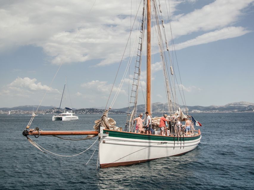 Marseille: Sailing Day Cruise with Lunch - A vegetarian lunch with wine on board