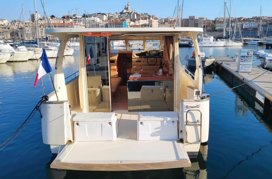 Marseille: Sunset Boat Cruise with Dinner and Drinks - Who should book this experience