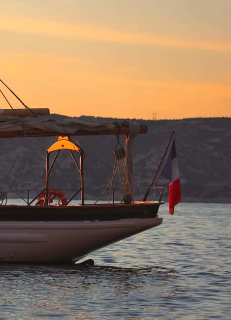 Marseille: Sunset Cruise Cocktail-Dinner in Frioul Islands - Anchoring in a Frioul cove for dinner