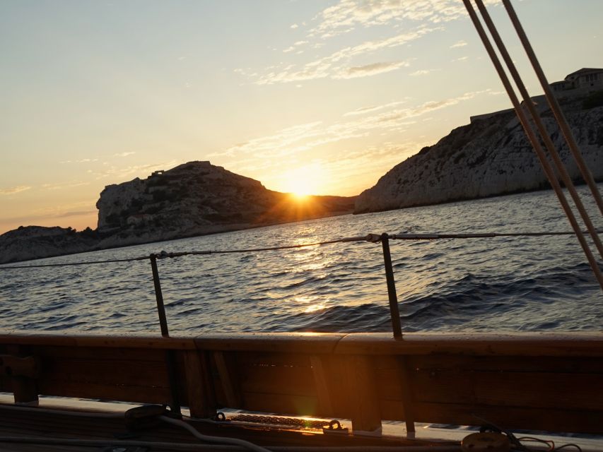 Marseille: Sunset Cruise Cocktail-Dinner in Frioul Islands - What comes from the galley