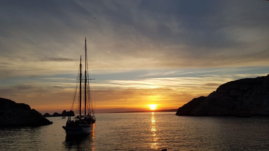 Marseille: Sunset Sailing Cruise with Dinner and Drinks - The Run Toward the Frioul Archipelago