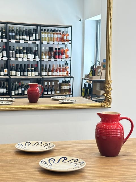 Marseille: Tailored Wine Tasting Experience in Top Wine Shop - What you actually taste, and why the food helps