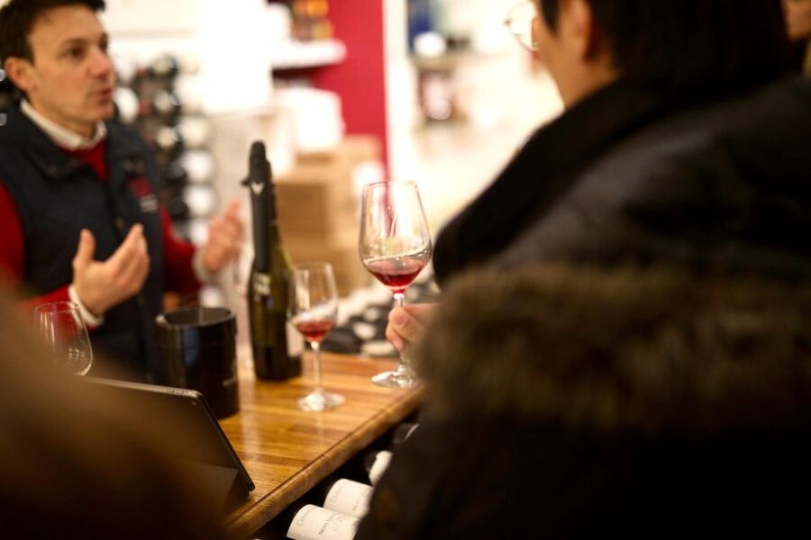 🍷 Masterclass Pinot Noir - Wine tasting in Dijon 🇫🇷 - A wine shop setting, not a private classroom