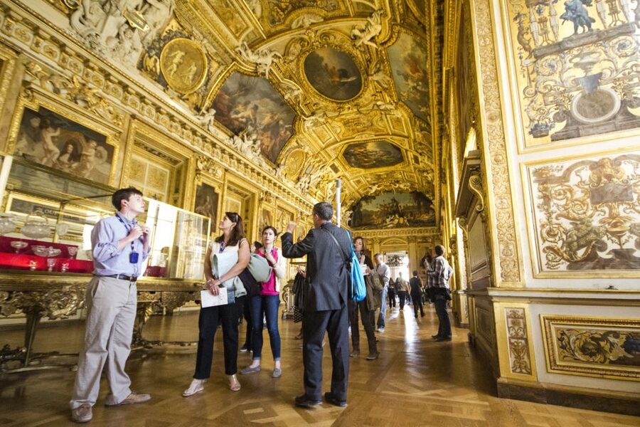 Mona Lisa & Louvre Masterpieces Tour with Reserved Access - Meeting your guide at the Arc de Triomphe du Carrousel